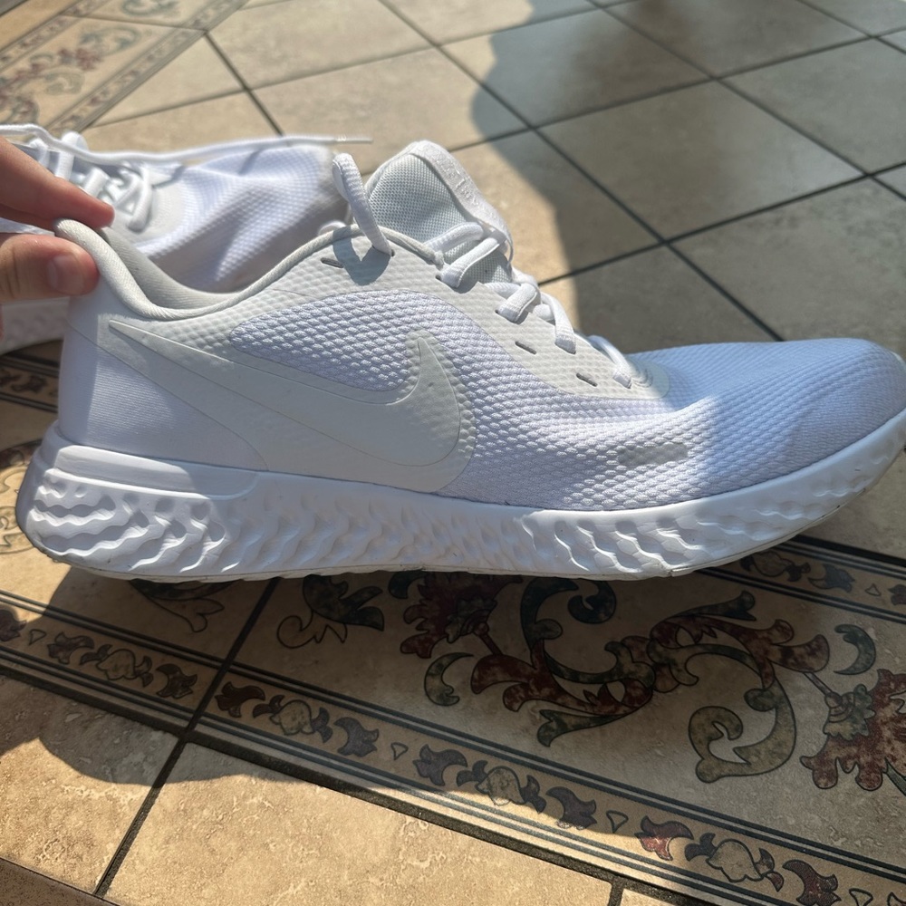 All white nike shoes